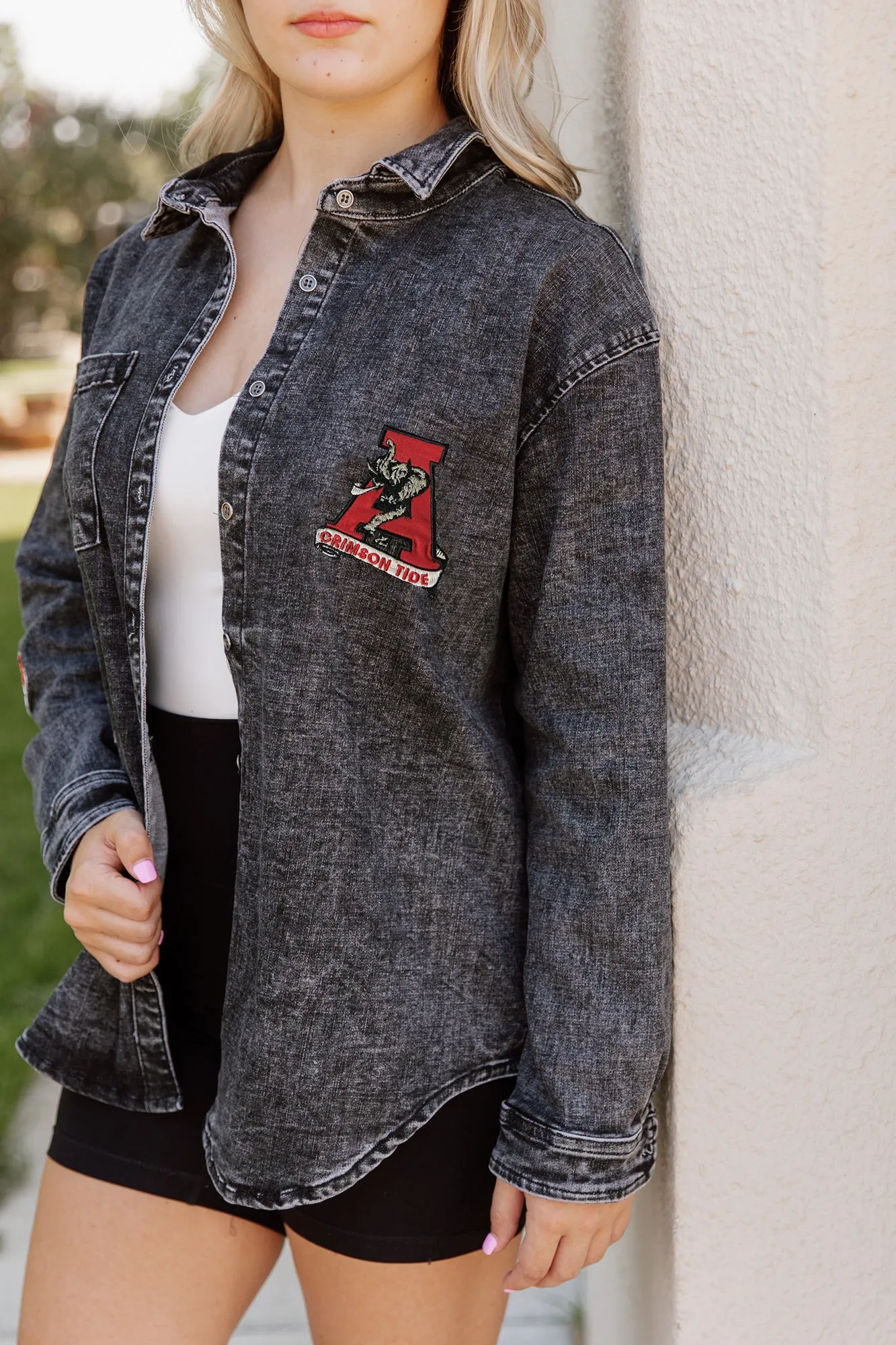 ALABAMA CRIMSON TIDE HOME TEAM ADVANTAGE LIGHT-WASH DENIM OVERSHIRT BY MADI PREWETT TROUTT