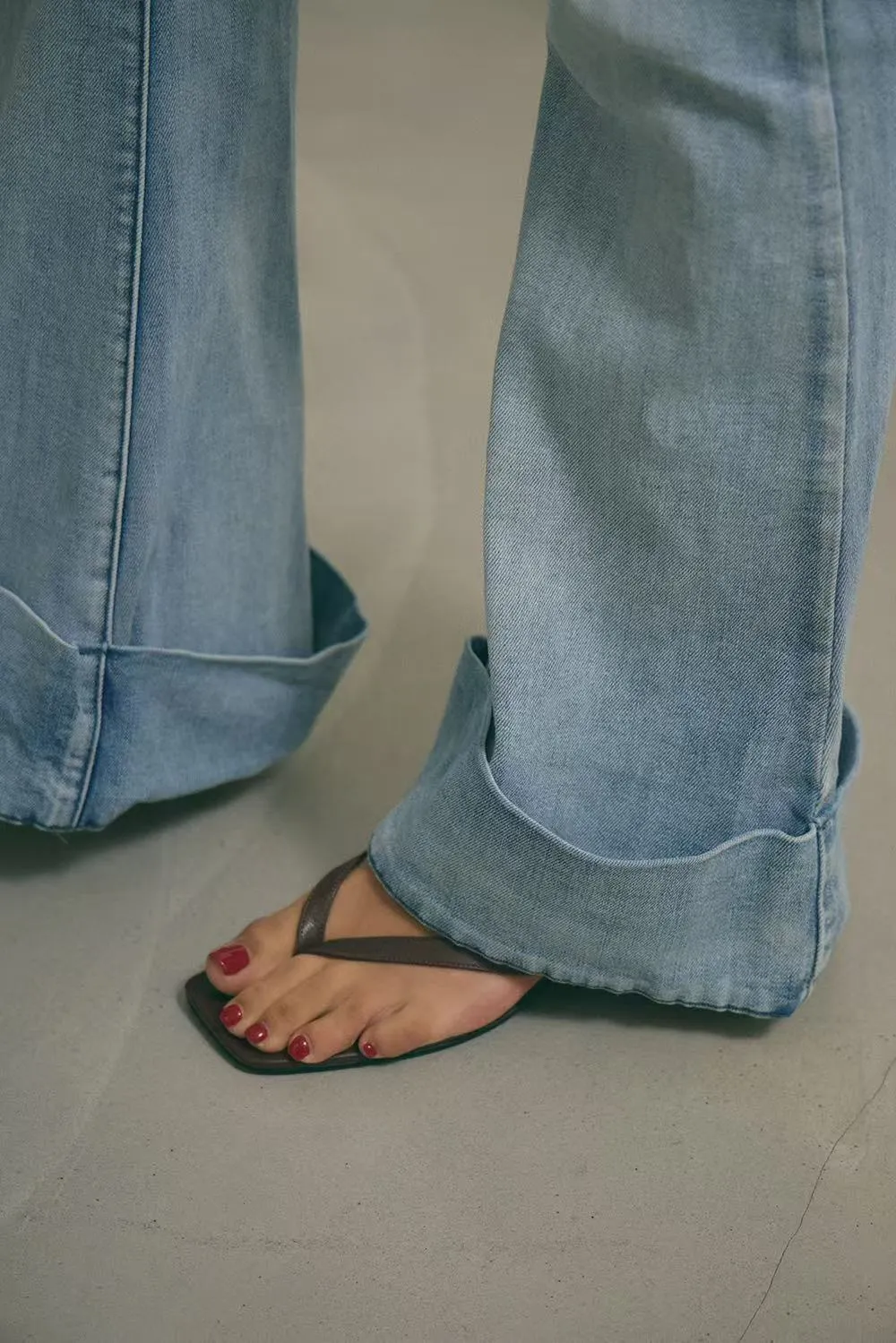 反褶喇叭牛仔長腿褲<br>Cuffed Flared Denim Pants
